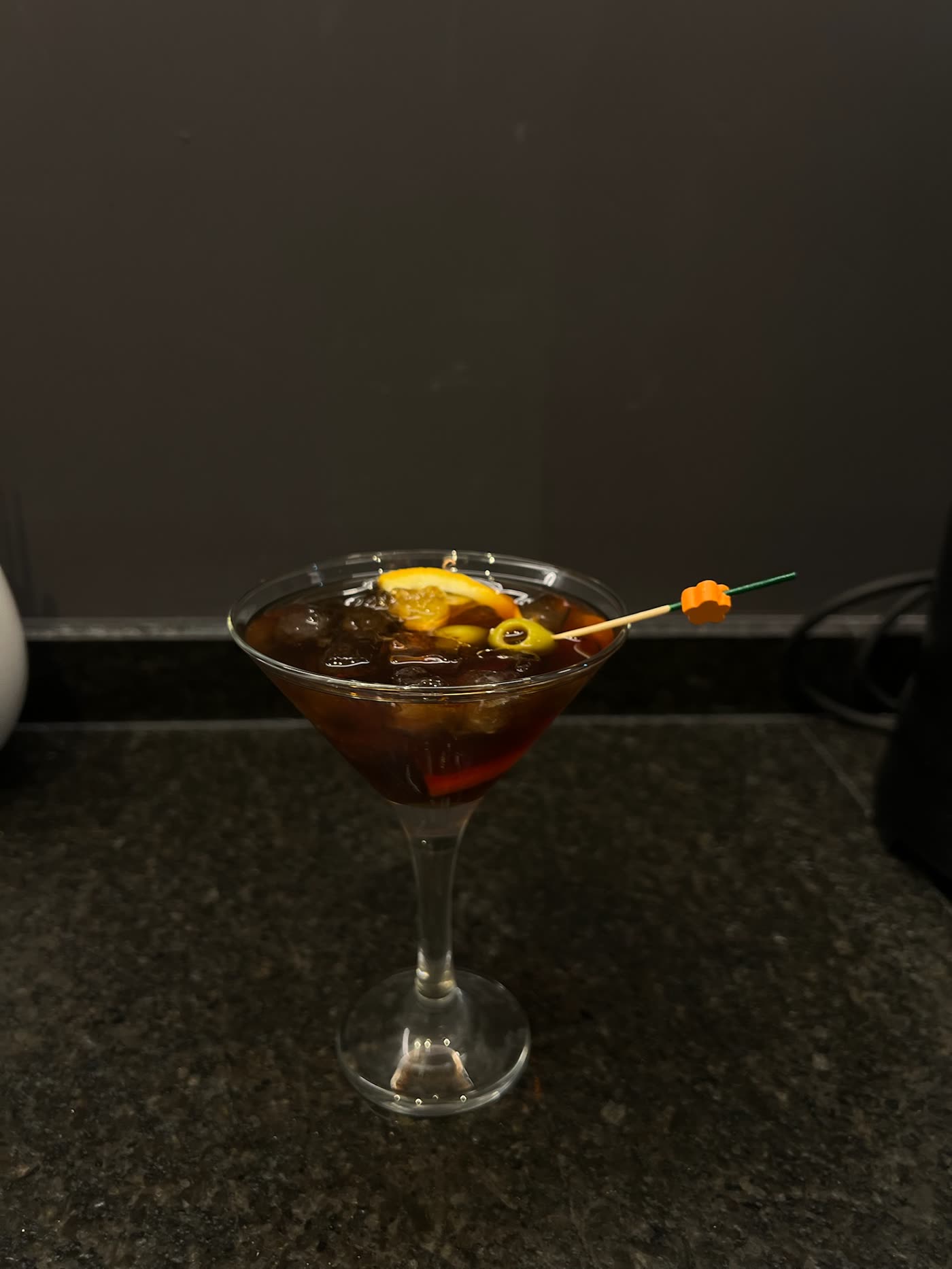 Copa de aperitivo con naranja y aceituna