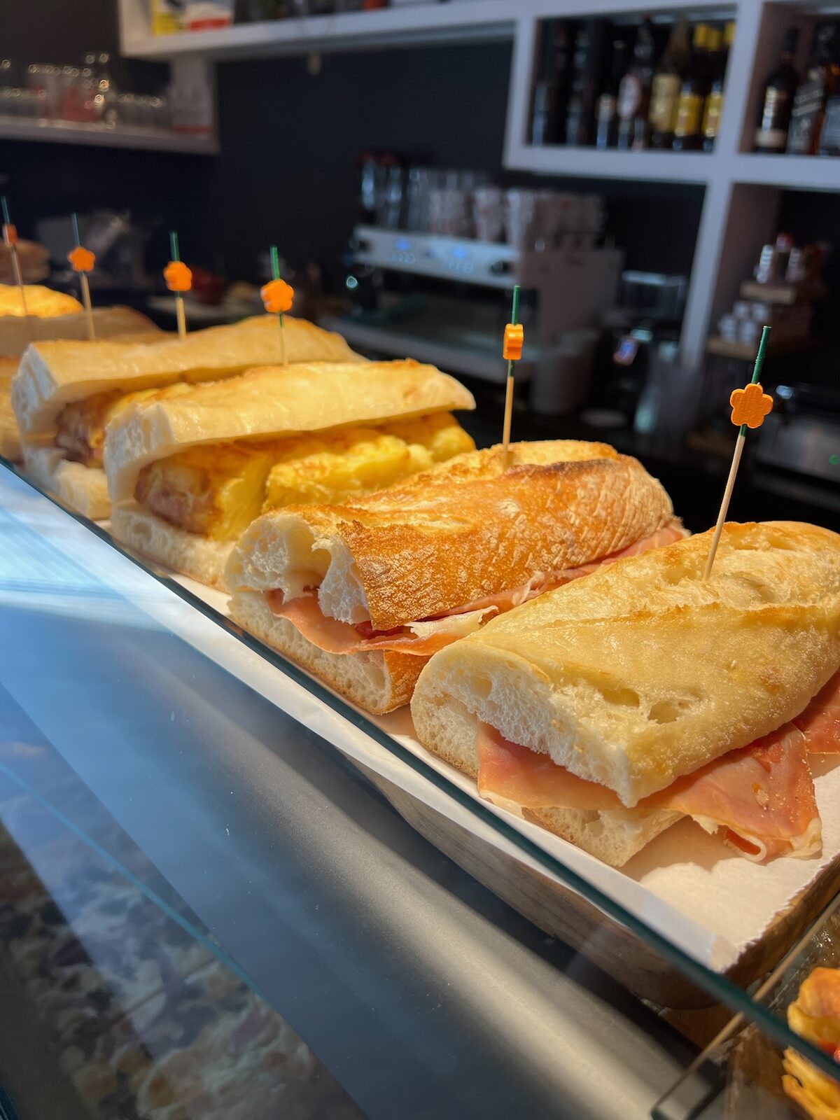 Bocadillos en el mostrador
