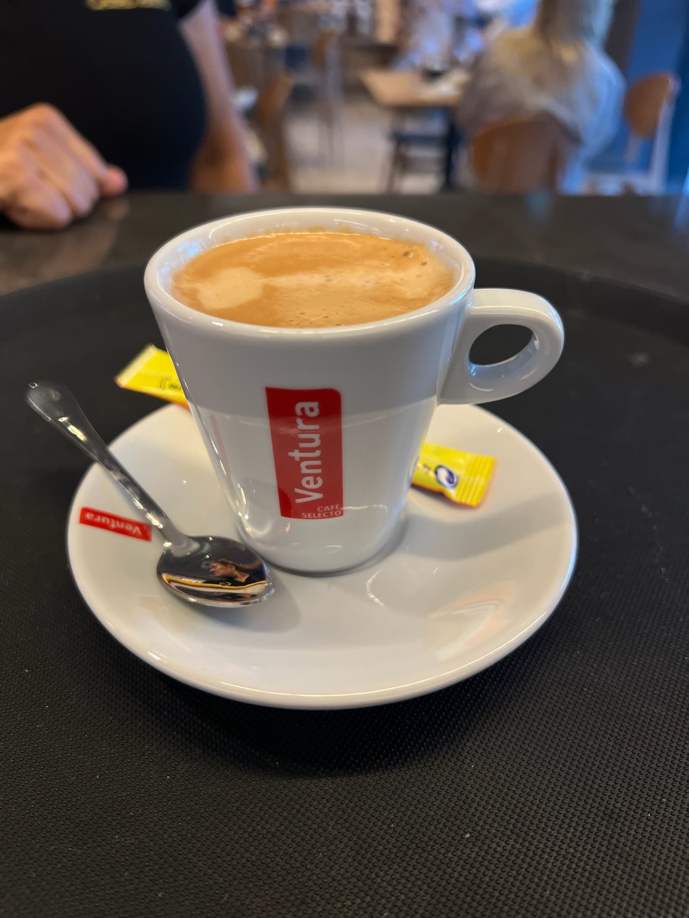 Café sobre la barra