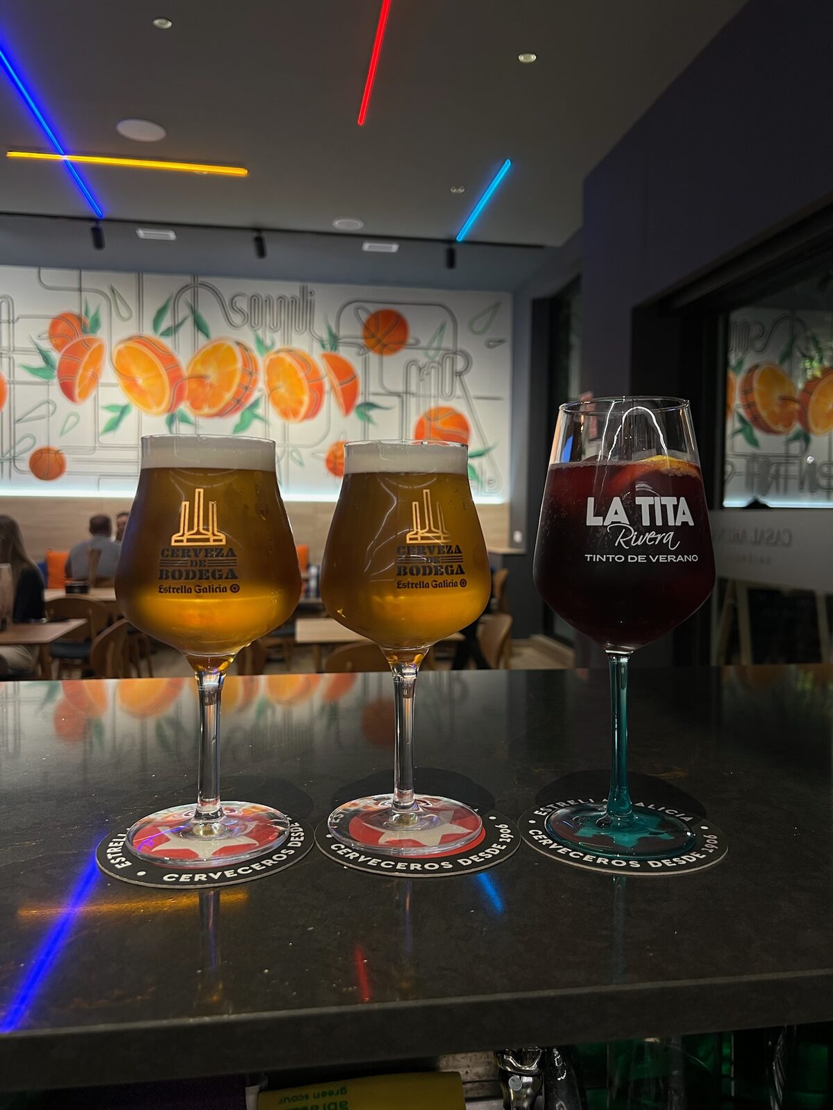 Cañas de cerveza de bodega y tinto de verano en la barra