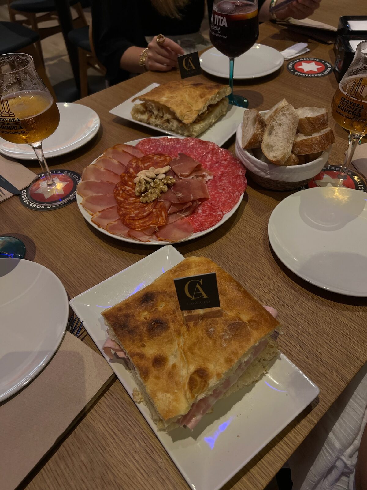 Focaccia de mortadela sobre la mesa