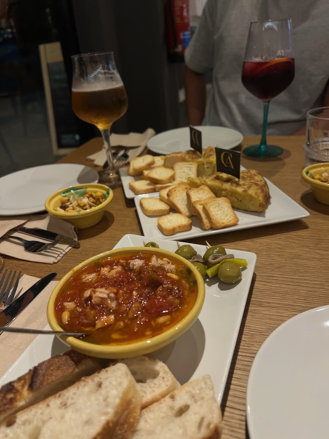Mesa con tapas, cerveza y tinto de verano