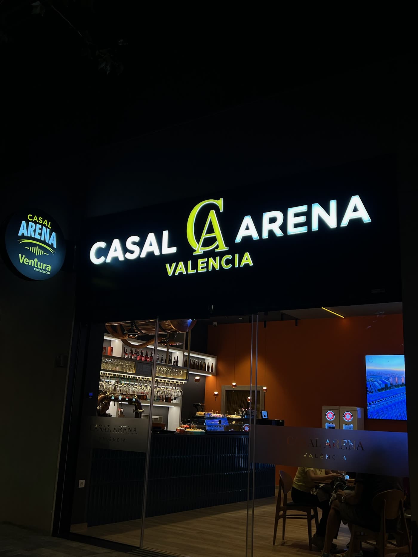 Casal Arena iluminado de noche