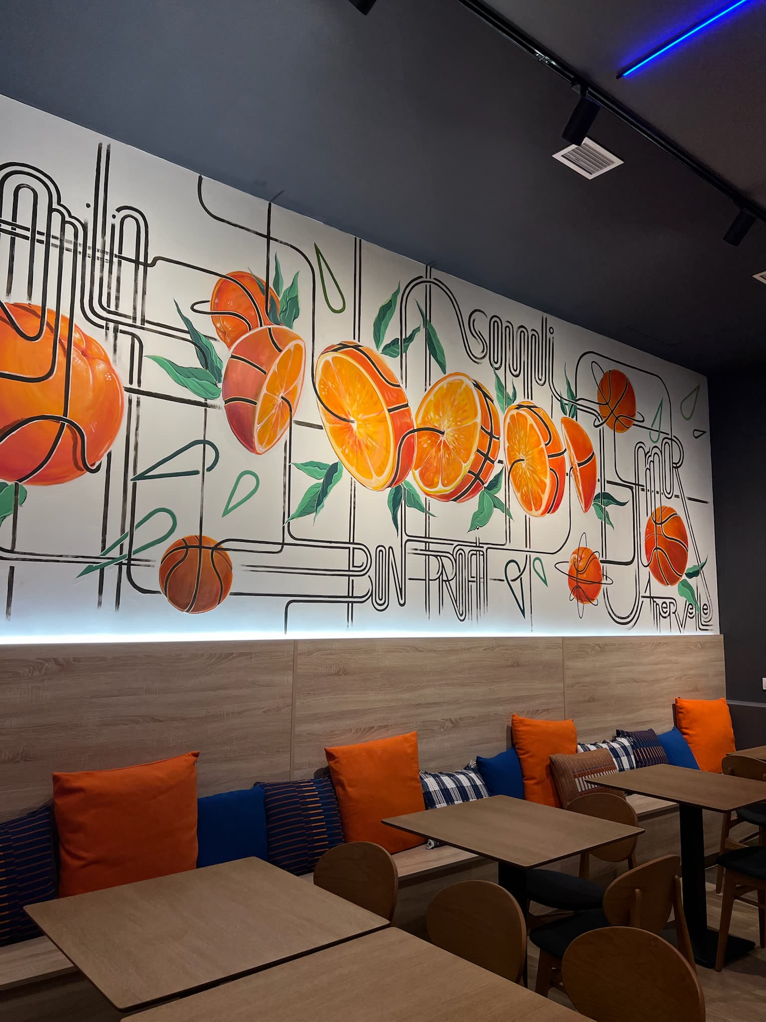 Mural y banquetas naranjas