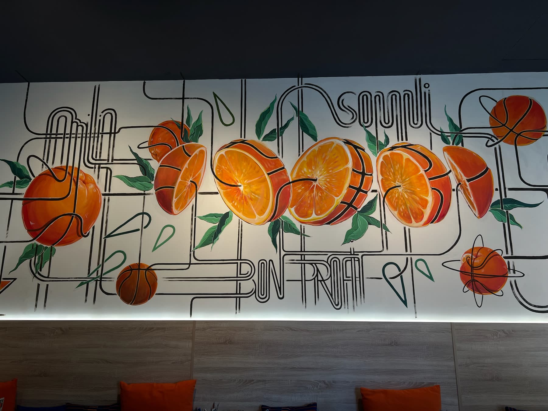 Detalle del mural de naranjas y balones